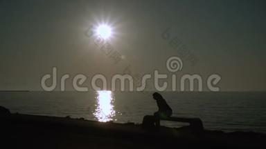 日落时，一个女孩正沿着海滨散步。